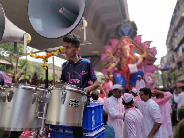 गणेश विसर्जनात हायकोर्टाने डीजे आणि डाॅल्बीवर बंदी आणली होती. त्यामुळे यंदाच्या विसर्जन मिरवणुकीत ढोला ताशा आणि बँन्जो पथकांची चांदी झाली. गणेश विसर्जनात हायकोर्टाने डीजे आणि डाॅल्बीवर बंदी आणली होती. त्यामुळे यंदाच्या विसर्जन मिरवणुकीत ढोला ताशा आणि बँन्जो पथकांची चांदी झाली.