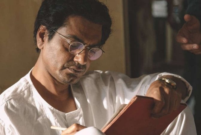 पण म्हणतात ना केलेले कष्ट कधी फूकट जात नाहीत. प्रामाणिकपणे काम केलं तर तुम्हाला यश मिळतंच. २००७ मध्ये अनुराग कश्यपने ब्लॅक फ्रायडेमध्ये त्याला एक भूमिका दिली. याच भूमिकेमुळे नवाजचे नशू पालटले. त्यानंतर त्याने कश्यपच्याच गँग्स ऑफ वासेपूर भाग १ आणि २ मध्ये महत्त्वपूर्ण भूमिका साकारली. पण म्हणतात ना केलेले कष्ट कधी फूकट जात नाहीत. प्रामाणिकपणे काम केलं तर तुम्हाला यश मिळतंच. २००७ मध्ये अनुराग कश्यपने ब्लॅक फ्रायडेमध्ये त्याला एक भूमिका दिली. याच भूमिकेमुळे नवाजचे नशू पालटले. त्यानंतर त्याने कश्यपच्याच गँग्स ऑफ वासेपूर भाग १ आणि २ मध्ये महत्त्वपूर्ण भूमिका साकारली.