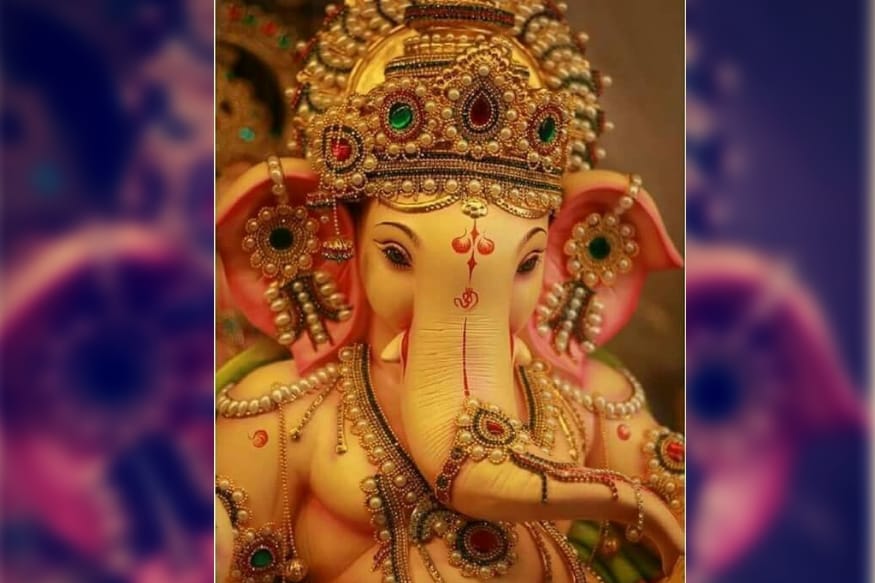 अगदी 15 दिवसांवर गणेश चतुर्थी येऊन ठेपली आहे. प्रत्येकजण आता घराची साफ-सफाई करण्यात, फराळ करण्यात आणि गणेशाचं वाजत गाजत दणक्यात आगमन करायला सज्ज झाला आहे. अनेक सार्वजनिक मंडळांमध्ये तर बाप्पाचं थाटात आगमन झालं. पण जर बाप्पाला खूश करायचं असेल तर त्यांच्या आवडीच्या या 5 गोष्टी आपल्याला नक्कीच आणल्या पाहिजे. अगदी 15 दिवसांवर गणेश चतुर्थी येऊन ठेपली आहे. प्रत्येकजण आता घराची साफ-सफाई करण्यात, फराळ करण्यात आणि गणेशाचं वाजत गाजत दणक्यात आगमन करायला सज्ज झाला आहे. अनेक सार्वजनिक मंडळांमध्ये तर बाप्पाचं थाटात आगमन झालं. पण जर बाप्पाला खूश करायचं असेल तर त्यांच्या आवडीच्या या 5 गोष्टी आपल्याला नक्कीच आणल्या पाहिजे.