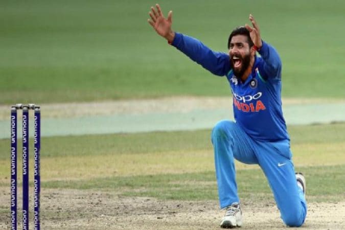 बांग्लादेशच्या संघाला बाद करणारा खेळाडू म्हणजेच रवींद्र जडेजा. जडेजाने या सामन्यात 10 षटकं टाकून 29 धावा देऊन 4 बळी घेतलेत. बांग्लादेशच्या संघाला बाद करणारा खेळाडू म्हणजेच रवींद्र जडेजा. जडेजाने या सामन्यात 10 षटकं टाकून 29 धावा देऊन 4 बळी घेतलेत.