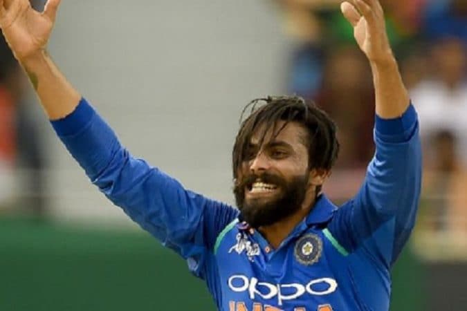जडेजाचा 2018च्या एशिया कपमध्ये आजचा पहिला सामना आहे. त्याने या सामन्यात त्याचाच जुना विक्रम मोडलाय. जडेजाने 29 धावा देऊन 4 बळी घेतलेत. या मालिकेत लेफ्ट आर्म स्पिन गोलंदाजासाठी हे एक उत्कृष्ट प्रदर्शन आहे. जडेजाचा 2018च्या एशिया कपमध्ये आजचा पहिला सामना आहे. त्याने या सामन्यात त्याचाच जुना विक्रम मोडलाय. जडेजाने 29 धावा देऊन 4 बळी घेतलेत. या मालिकेत लेफ्ट आर्म स्पिन गोलंदाजासाठी हे एक उत्कृष्ट प्रदर्शन आहे.