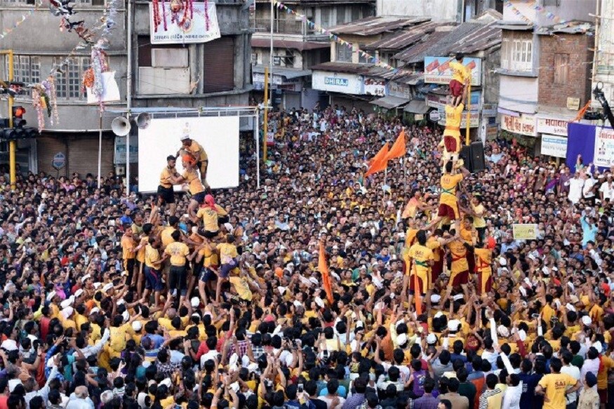 संकल्प प्रतिष्ठान, ठाणे : उंच दहीहंडी बांधुन स्पर्धा न करता उत्सवासाठी संघटीत होऊन पारंपारिक पद्धतीने दहिकाला उत्सव साजरा करण्यात येईल. शिवसेनेचे आमदार रवी फाटक यांच्या पुढाकाराने हा उत्सव होते. संकल्प प्रतिष्ठान, ठाणे : उंच दहीहंडी बांधुन स्पर्धा न करता उत्सवासाठी संघटीत होऊन पारंपारिक पद्धतीने दहिकाला उत्सव साजरा करण्यात येईल. शिवसेनेचे आमदार रवी फाटक यांच्या पुढाकाराने हा उत्सव होते.
