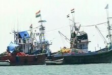 कोकण किनारपट्टीवर मच्छिमारांचा पुन्हा संघर्ष