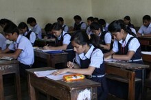 फी भरली नाही म्हणून विद्यार्थिनीला परीक्षेला बसू दिले नाही