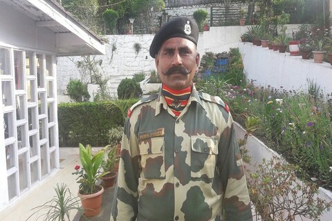 कारंजातील बीएसएफ जवान सुनील धोपे मृत्यू प्रकरणी अखेर सीमा सुरक्षा दलाच्यया पाच अधिकाऱ्यांवर गुन्हा दाखल करण्यात आलय.