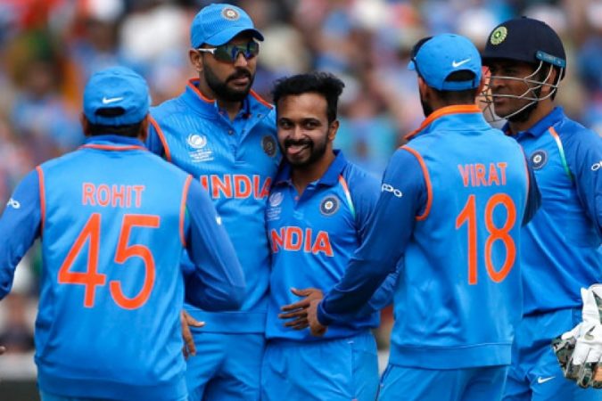 दुसऱ्याच बॉलवर पाकिस्तानच्या इमाम उल हकने बॅटवर आलेला चेंडू भिरकावत धाव काढण्याचा प्रयत्न केला. दुसऱ्याच बॉलवर पाकिस्तानच्या इमाम उल हकने बॅटवर आलेला चेंडू भिरकावत धाव काढण्याचा प्रयत्न केला.