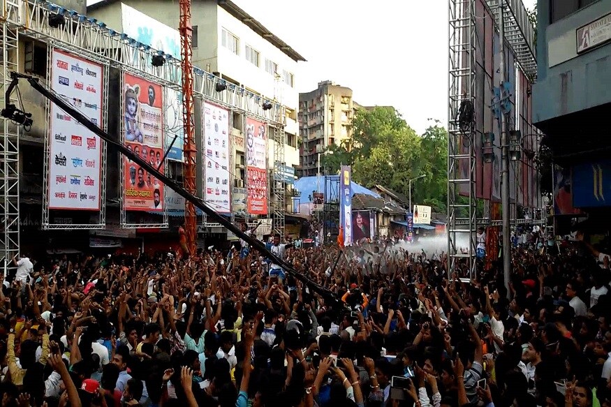 टेंभी नाका, ठाणे : शिसेना पुरस्कृत धर्मवीर आनंद दिघे दही हंडी. ठाण्यातली पारंपरिक दहीहंडी. इथं गोविंदा पथकाचा उत्साह पाहण्यासारखा असतो. टेंभी नाका, ठाणे : शिसेना पुरस्कृत धर्मवीर आनंद दिघे दही हंडी. ठाण्यातली पारंपरिक दहीहंडी. इथं गोविंदा पथकाचा उत्साह पाहण्यासारखा असतो.