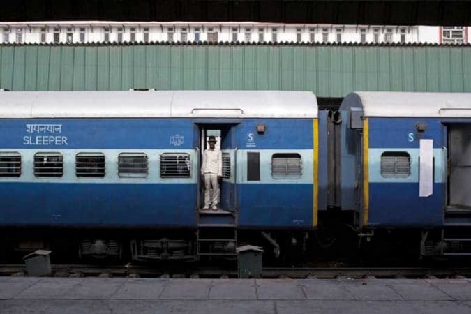 केंद्र किंवा राज्य सरकारी नोकरीच्या इंटरव्ह्यूसाठी जाणाऱ्या बेरोजगार तरुणांना देखील भारतीय रेल्वे तिकीटात स्लिपर क्लाससाठी 50 टक्क्यांची सूट तर सेकंड क्लाससाठी 100 टक्क्यांची सूट दिली जाते. केंद्र किंवा राज्य सरकारी नोकरीच्या इंटरव्ह्यूसाठी जाणाऱ्या बेरोजगार तरुणांना देखील भारतीय रेल्वे तिकीटात स्लिपर क्लाससाठी 50 टक्क्यांची सूट तर सेकंड क्लाससाठी 100 टक्क्यांची सूट दिली जाते.