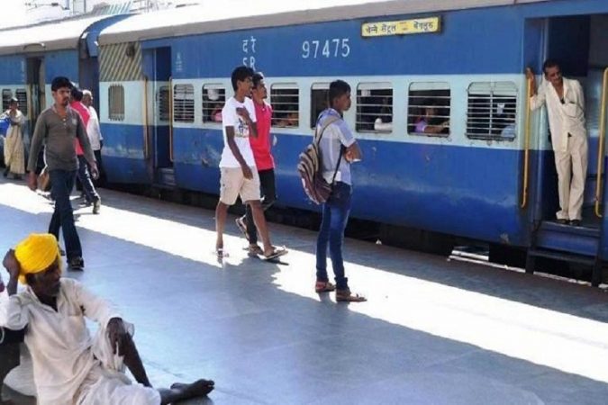 रेल्वेचं रिझर्वेशन करायला फार डोके दुखीचं काम असतं. पण आता रेल्वे प्रेमींसाठी एक आनंदाची बातमी आहे. रेल्वेच्या रिझर्वेशनमध्ये अनेक लोकांना सुट मिळते. रेल्वेचं रिझर्वेशन करायला फार डोके दुखीचं काम असतं. पण आता रेल्वे प्रेमींसाठी एक आनंदाची बातमी आहे. रेल्वेच्या रिझर्वेशनमध्ये अनेक लोकांना सुट मिळते.