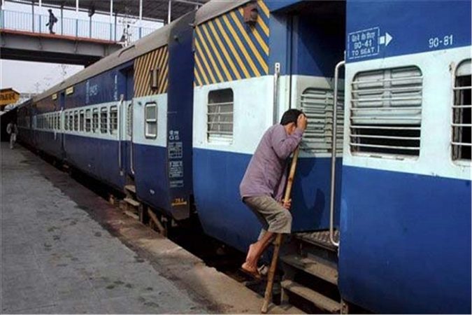 अनेकांना ट्रेनमधून प्रवास करायला आवडतं. गावी जाणं असो किंवा दुसऱ्या शहरात जाणं असो, विमान किंवा गाडीपेक्षाही अनेकजण रेल्वेने प्रवास करण्याला प्राधान्यच देते. विमान आणि बसपेक्षा रेल्वेचं तिकिट हे स्वस्त असतं. अनेकांना ट्रेनमधून प्रवास करायला आवडतं. गावी जाणं असो किंवा दुसऱ्या शहरात जाणं असो, विमान किंवा गाडीपेक्षाही अनेकजण रेल्वेने प्रवास करण्याला प्राधान्यच देते. विमान आणि बसपेक्षा रेल्वेचं तिकिट हे स्वस्त असतं.