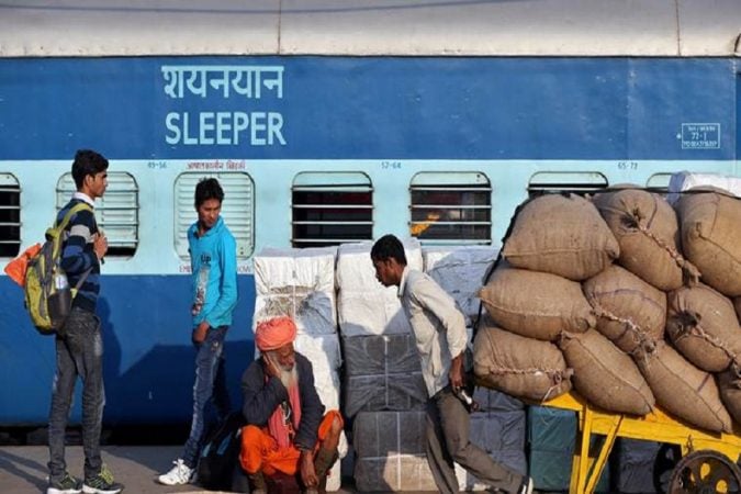 केंद्र किंवा राज्य सरकारच्या नोकरीच्या मुलाखतीसाठी जाणाऱ्या बेरोजगार तरुणांनादेखील भारतीय रेल्वे तिकीटात स्लिपर क्लाससाठी ५० टक्क्यांची सूट तर सेकंड क्लाससाठी चक्क १०० टक्क्यांची सुट दिली जाते. केंद्र किंवा राज्य सरकारच्या नोकरीच्या मुलाखतीसाठी जाणाऱ्या बेरोजगार तरुणांनादेखील भारतीय रेल्वे तिकीटात स्लिपर क्लाससाठी ५० टक्क्यांची सूट तर सेकंड क्लाससाठी चक्क १०० टक्क्यांची सुट दिली जाते.