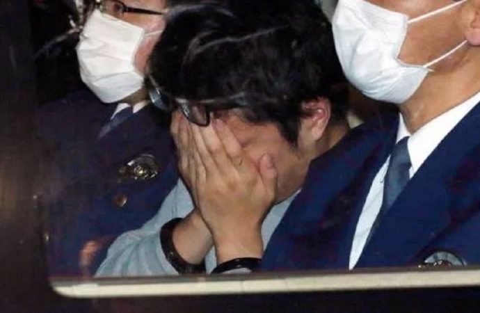 पुढील पाच महिने सिरियल किलर ताकाहिरो शिराइशीची मानसोपचार तज्ञांनी तपासणी केली. पण त्यांच्या रिपोर्टमध्ये त्याला कोणताही आजार नसल्याचं सांगितलं. त्यानंतर त्याला कोर्टात हजर करण्यात आलं. त्याच्या विरोधात आरोपपत्र दाखल करण्यात आलंय. आॅर्गेनाइज़ेशन फॉर इकोनॉमिक कॉपरेशन अॅड डेव्हलपमेंटच्या अहवालानुसार जगात सर्वात जास्त आत्महत्या या जपानमध्ये झाल्या आहे. पुढील पाच महिने सिरियल किलर ताकाहिरो शिराइशीची मानसोपचार तज्ञांनी तपासणी केली. पण त्यांच्या रिपोर्टमध्ये त्याला कोणताही आजार नसल्याचं सांगितलं. त्यानंतर त्याला कोर्टात हजर करण्यात आलं. त्याच्या विरोधात आरोपपत्र दाखल करण्यात आलंय. आॅर्गेनाइज़ेशन फॉर इकोनॉमिक कॉपरेशन अॅड डेव्हलपमेंटच्या अहवालानुसार जगात सर्वात जास्त आत्महत्या या जपानमध्ये झाल्या आहे.