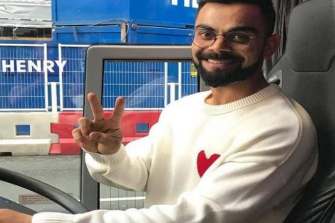 टीम इंडियाचा कर्णधार विराट कोहलीने नुकताच पत्नी अनुष्काच्या नावाचा टी-शर्ट घातला. सध्या अनुष्काच्या नावाचा घातलेला विराटचा फोटो सोशल मीडियावर कमालिचा व्हायरल होत आहे. टीम इंडियाचा कर्णधार विराट कोहलीने नुकताच पत्नी अनुष्काच्या नावाचा टी-शर्ट घातला. सध्या अनुष्काच्या नावाचा घातलेला विराटचा फोटो सोशल मीडियावर कमालिचा व्हायरल होत आहे.