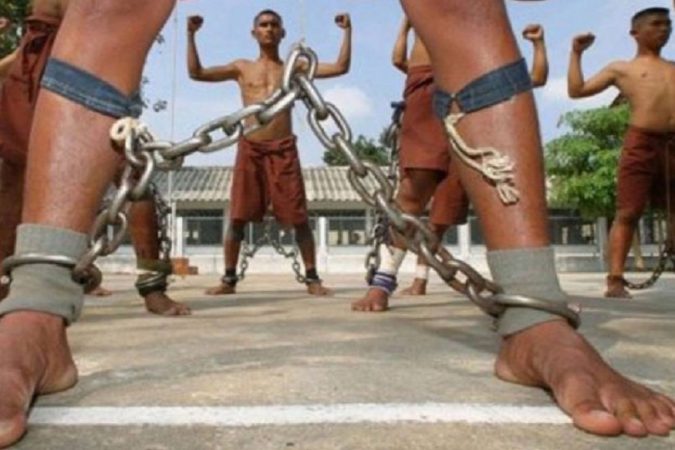 बेंगवांग जेल – थायलँडच्या या जेलमध्ये लोकांना टॉर्चर करण्यासाठी केमिकलचा वापर केला जातो. असं सांगण्यात येतंय की, मृत्यूदंड मिळालेल्या कैद्यांना लोखंडाच्या साखळीला बांधलं जायचं. बेंगवांग जेल – थायलँडच्या या जेलमध्ये लोकांना टॉर्चर करण्यासाठी केमिकलचा वापर केला जातो. असं सांगण्यात येतंय की, मृत्यूदंड मिळालेल्या कैद्यांना लोखंडाच्या साखळीला बांधलं जायचं.