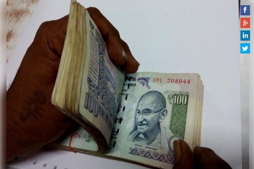 साधारणपणे मुदत ठेवीबाबत लोकांना लाँग टर्म हा एकच प्रकार माहित असतो. पण जर तुम्ही भविष्यासाठी बचत करत असाल तर त्यावर आता दर महिना उत्पन्न मिळवू शकता. अनेक बँकांमध्ये मुदत ठेवीवर (फिक्स डिपॉजिट) दर महिना उत्पन्न देतात. याचा उपयोग तुम्हाला महिन्याभराच्या खर्चासाठी होऊ शकतो. यालाच मंथली इन्कम फिक्स डिपॉजिट सिस्टिम असे म्हणतात. साधारणपणे मुदत ठेवीबाबत लोकांना लाँग टर्म हा एकच प्रकार माहित असतो. पण जर तुम्ही भविष्यासाठी बचत करत असाल तर त्यावर आता दर महिना उत्पन्न मिळवू शकता. अनेक बँकांमध्ये मुदत ठेवीवर (फिक्स डिपॉजिट) दर महिना उत्पन्न देतात. याचा उपयोग तुम्हाला महिन्याभराच्या खर्चासाठी होऊ शकतो. यालाच मंथली इन्कम फिक्स डिपॉजिट सिस्टिम असे म्हणतात.