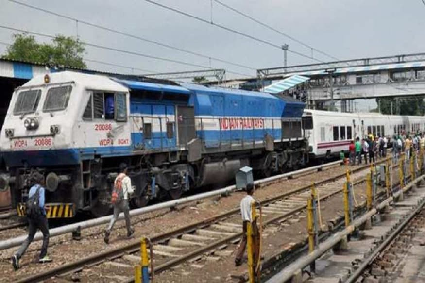 इच्छुक उमेदवाराला दहावीमध्ये कमीत-कमी 50 टक्के गूण आवश्यक आहेत. यासोबतच संबंधित ट्रेंडमधील आयटीआयचे प्रमाणपत्र गरजेचं आहे. इच्छुक उमेदवाराला दहावीमध्ये कमीत-कमी 50 टक्के गूण आवश्यक आहेत. यासोबतच संबंधित ट्रेंडमधील आयटीआयचे प्रमाणपत्र गरजेचं आहे.