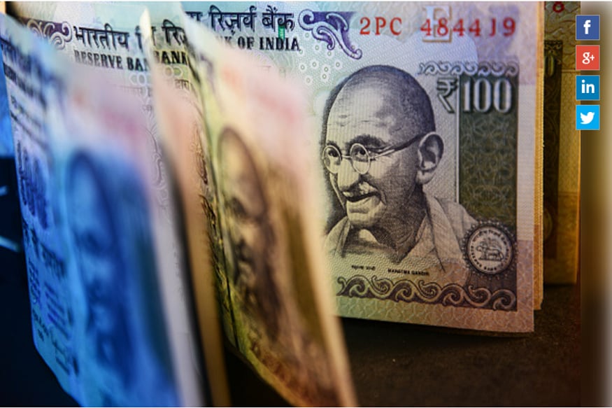काही बँका रेग्युलर FD वरच दर महिना व्याज देण्याची सुविधा देतात तर काही बँकांमध्ये यासाठी वेगळी FD बनवली जाते. ज्याच्या नावावर FD आहे त्याच्या अकाऊंटमध्ये दरमहा व्याज जमा होतो. या प्रकारातसुद्धा नॉमिनेशन, विड्रॉल, कर्ज, ओवरड्राफ्ट यांसारख्या सुविधा मिळतात. यात दर महिना मिळणारा व्याज हा इतर FDच्या व्याजापेक्षा कमी असतो. जाणून घ्या कोणत्या बँका देतात मुदत ठेवीवर मंथली इंट्रेस्ट काही बँका रेग्युलर FD वरच दर महिना व्याज देण्याची सुविधा देतात तर काही बँकांमध्ये यासाठी वेगळी FD बनवली जाते. ज्याच्या नावावर FD आहे त्याच्या अकाऊंटमध्ये दरमहा व्याज जमा होतो. या प्रकारातसुद्धा नॉमिनेशन, विड्रॉल, कर्ज, ओवरड्राफ्ट यांसारख्या सुविधा मिळतात. यात दर महिना मिळणारा व्याज हा इतर FDच्या व्याजापेक्षा कमी असतो. जाणून घ्या कोणत्या बँका देतात मुदत ठेवीवर मंथली इंट्रेस्ट