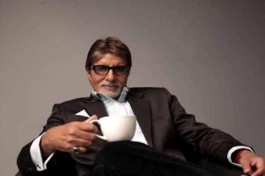 अमिताभजी यांनी गोड पदार्थ खाणं देखील बंद केले आहे. सध्या ते आहारात साखर ऐवजी मधाचा वापर करतात. तसेच चहा किंवा कॉफी ते पीत नाही. त्यांना गरम पाणी आणि लिंबू सरबत प्यायला आवडतं.