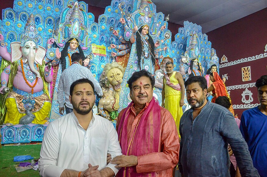 अभिनेते आणि भाजप खासदार शत्रुघ्न सिन्हा हे राजदचे नेते तेजस्वी यादव यांच्यासह महा अष्टमी पूजेसाठी पाटण्यातील दुर्गा पूजा मंडळ येथे उपस्थित होते. (फोटो : विराल भयानी) अभिनेते आणि भाजप खासदार शत्रुघ्न सिन्हा हे राजदचे नेते तेजस्वी यादव यांच्यासह महा अष्टमी पूजेसाठी पाटण्यातील दुर्गा पूजा मंडळ येथे उपस्थित होते. (फोटो : विराल भयानी)