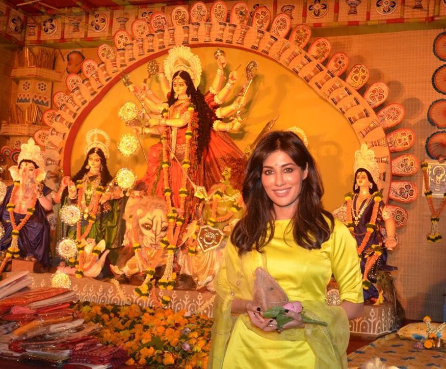 चित्रंग्दा सिंह हीनेदेखील बॉम्बे दुर्गा बारी समिती येथे दुर्गा पूजेचा उत्सव साजरा केला. (फोटो : विराल भयानी) मौनी रॉय ही दूर्गा पूजेसाठी सरोजनी दुर्गा मंडळ येथे उपस्थित होती. (फोटो : विराल भयानी) चित्रंग्दा सिंह हीनेदेखील बॉम्बे दुर्गा बारी समिती येथे दुर्गा पूजेचा उत्सव साजरा केला. (फोटो : विराल भयानी) मौनी रॉय ही दूर्गा पूजेसाठी सरोजनी दुर्गा मंडळ येथे उपस्थित होती. (फोटो : विराल भयानी)