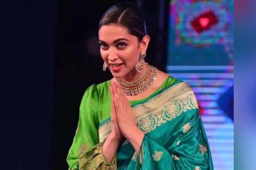 बॉलिवूडची सगळ्यात मोठा बातमी म्हणजे दीपिका आणि रणवीरचं लग्न आहे. यांच्या लग्नाच्या चर्चा एवढ्या रंगत आहेत की, लग्नात जेवण काय असणार यावरसुद्धा चर्चा होत आहे. पण या सगळ्यात दीपिकाच्या मनात काय चालंलय आणि रणवीरसोबत लग्नाआधी दीपिका काय विचार करत आहे जाणून घ्या. बॉलिवूडची सगळ्यात मोठा बातमी म्हणजे दीपिका आणि रणवीरचं लग्न आहे. यांच्या लग्नाच्या चर्चा एवढ्या रंगत आहेत की, लग्नात जेवण काय असणार यावरसुद्धा चर्चा होत आहे. पण या सगळ्यात दीपिकाच्या मनात काय चालंलय आणि रणवीरसोबत लग्नाआधी दीपिका काय विचार करत आहे जाणून घ्या.