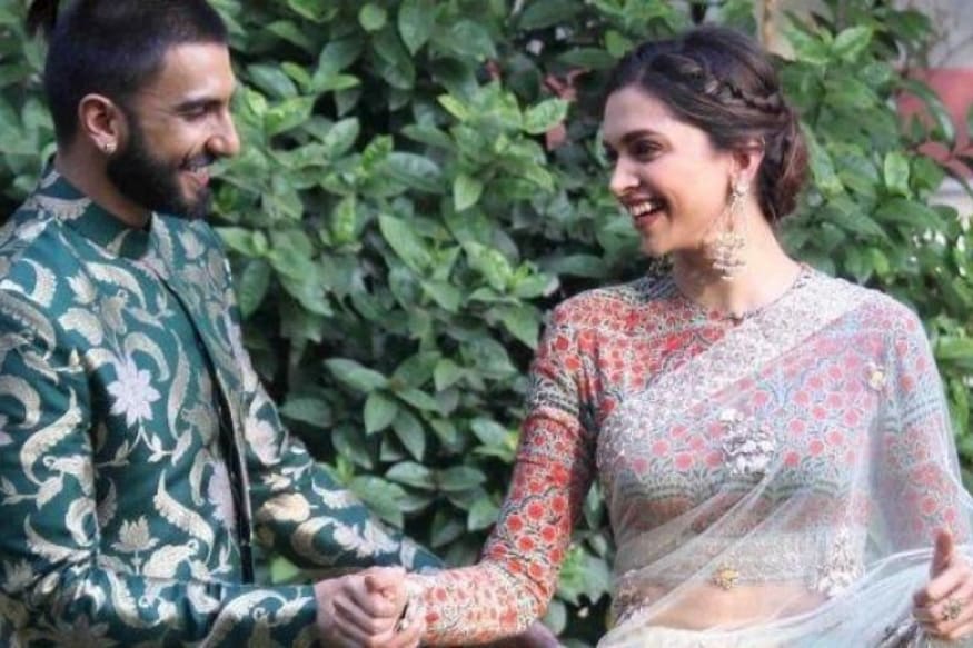 दीपिका पदुकोण आणि रणवीर सिंगच्या लग्नाची बातमी ऐकून त्यांच्या फॅन्सना आनंद झाला असेलच. याशिवाय त्यांनी लग्नाच्या तारखेवरसु्द्धा शिक्कामोर्तब केला आहे. सोशल मीडियाद्वारे पोस्ट शेअर करत लग्नाची तारीख कळवली आहे. दीपिका पदुकोण आणि रणवीर सिंगच्या लग्नाची बातमी ऐकून त्यांच्या फॅन्सना आनंद झाला असेलच. याशिवाय त्यांनी लग्नाच्या तारखेवरसु्द्धा शिक्कामोर्तब केला आहे. सोशल मीडियाद्वारे पोस्ट शेअर करत लग्नाची तारीख कळवली आहे.