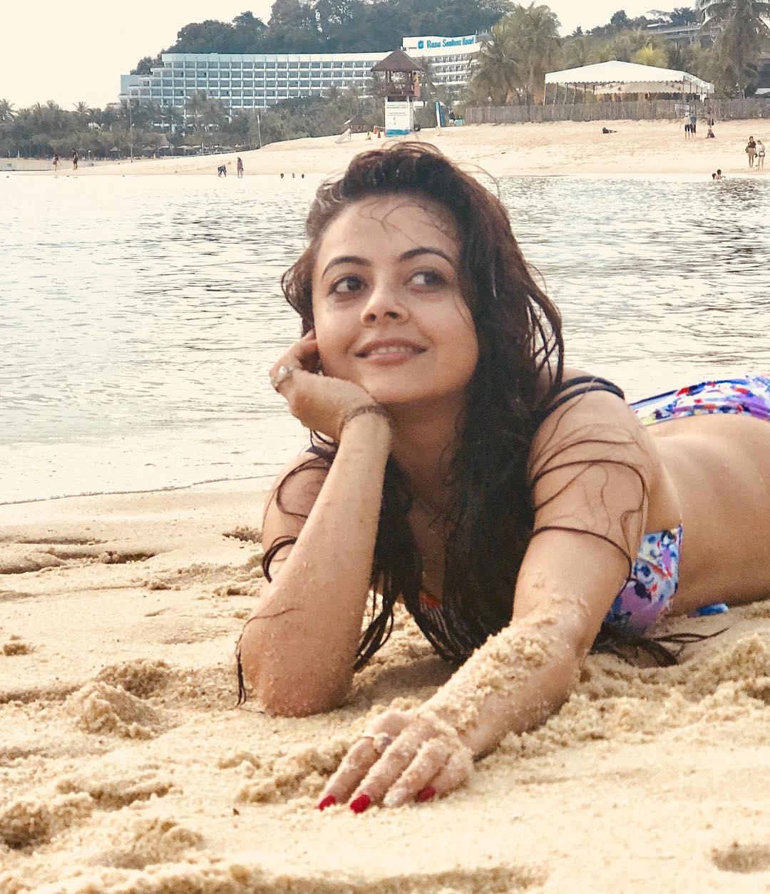 देवोलीनाने इंस्टाग्रामवर तिचे बिकिनीतले फोटो शेयर केले असून, ते व्हायरल झाले आहेत. चाहत्यांनीसुद्धा देवोलीनाच्या हा मादक अंदाज भावला आहे. देवोलीनाने इंस्टाग्रामवर तिचे बिकिनीतले फोटो शेयर केले असून, ते व्हायरल झाले आहेत. चाहत्यांनीसुद्धा देवोलीनाच्या हा मादक अंदाज भावला आहे.