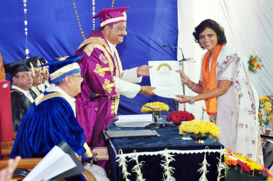 दुर्गा, आदि, शक्ती याबरोबरच देवीची पूजा होते विद्येची देवता म्हणून. विद्यार्जनाची आस कायम ठेवून ५० व्या वर्षी डॉक्टरेट मिळवून आता एका विद्यापीठाच्या अधीक्षकपदावर पोहोचलेल्या एका सरस्वतीच्या उपासिकेची ही प्रेरक कथा. दुर्गा, आदि, शक्ती याबरोबरच देवीची पूजा होते विद्येची देवता म्हणून. विद्यार्जनाची आस कायम ठेवून ५० व्या वर्षी डॉक्टरेट मिळवून आता एका विद्यापीठाच्या अधीक्षकपदावर पोहोचलेल्या एका सरस्वतीच्या उपासिकेची ही प्रेरक कथा.