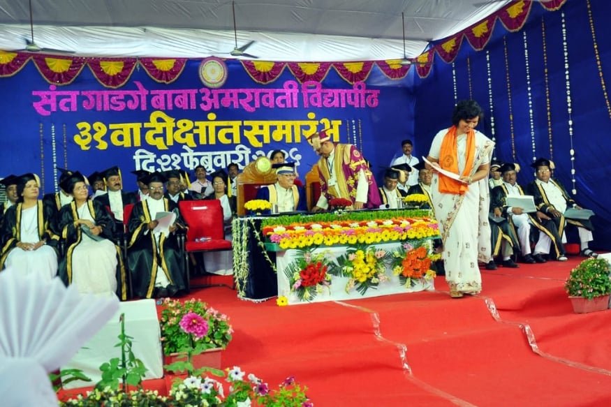 आयुष्यात काही मिळवायचं असेल तर सघंर्ष हा अटळ असतो. पण पदोपदी संघर्षाचा सामना करत, कौटुंबिक जबाबदारीही नेटाने पार पाडत असताना आयुष्याच्या पन्नाशीत शोधनिबंध सादर करून अधीक्षक पदावर होणाऱ्या डॉ. स्मिता साठे (पूर्वाश्रमीच्या स्मिता जोशी) यांनी संत गाडगे बाबा अमरावती विद्यापीठाच्या शिरपेचात आणखी एक मानाचा तुरा खोवलाय. विद्यापीठाच्या इतिहासात नॉन टिचिंग स्टाफ अर्थात शिक्षकेतर कर्मचाऱ्यांमधून पीएचडी करत डॉक्टरेट मिळविणाऱ्या त्या एकमेव महिला ठरल्या. आयुष्यात काही मिळवायचं असेल तर सघंर्ष हा अटळ असतो. पण पदोपदी संघर्षाचा सामना करत, कौटुंबिक जबाबदारीही नेटाने पार पाडत असताना आयुष्याच्या पन्नाशीत शोधनिबंध सादर करून अधीक्षक पदावर होणाऱ्या डॉ. स्मिता साठे (पूर्वाश्रमीच्या स्मिता जोशी) यांनी संत गाडगे बाबा अमरावती विद्यापीठाच्या शिरपेचात आणखी एक मानाचा तुरा खोवलाय. विद्यापीठाच्या इतिहासात नॉन टिचिंग स्टाफ अर्थात शिक्षकेतर कर्मचाऱ्यांमधून पीएचडी करत डॉक्टरेट मिळविणाऱ्या त्या एकमेव महिला ठरल्या.