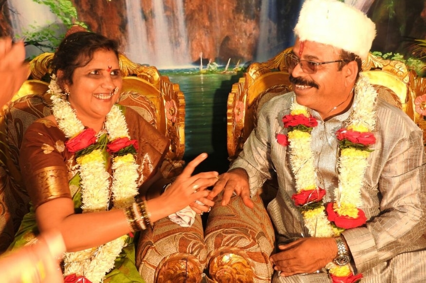 आर्थिक परिस्थितीवर मात करण्यासाठी मी वेळेपरी साड्या विकण्याचाही व्यवसाय केला. असं म्हणतात की, रात्रीचा काळोख जितका गडद झालेला असतो तितकी पहाट जवळ आलेली असते. माझ्या आयुष्याची पहाट व्हायला वेळ लागला नाही. जानेवरी 1992 मध्ये लग्न झालं, त्यानंतर लगेच नागपूर आकाशवाणी, अमरावती विद्यापीठ अशा अनेक ठिकाणी नोकरीच्या संधी चालून आल्या. नागपूरला जाण्यासाठी घरच्यांनी केलेला विरोध बघता त्यांनी विद्यापीठातली कनिष्ठ लिपिकाची नोकरी स्वीकारली. आर्थिक परिस्थितीवर मात करण्यासाठी मी वेळेपरी साड्या विकण्याचाही व्यवसाय केला. असं म्हणतात की, रात्रीचा काळोख जितका गडद झालेला असतो तितकी पहाट जवळ आलेली असते. माझ्या आयुष्याची पहाट व्हायला वेळ लागला नाही. जानेवरी 1992 मध्ये लग्न झालं, त्यानंतर लगेच नागपूर आकाशवाणी, अमरावती विद्यापीठ अशा अनेक ठिकाणी नोकरीच्या संधी चालून आल्या. नागपूरला जाण्यासाठी घरच्यांनी केलेला विरोध बघता त्यांनी विद्यापीठातली कनिष्ठ लिपिकाची नोकरी स्वीकारली.