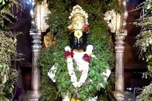 एकादशीनिमित्त तुळशीमाळांनी विठ्ठल मंदिराची सजावट एकादशीनिमित्त तुळशीमाळांनी विठ्ठल मंदिराची सजावट