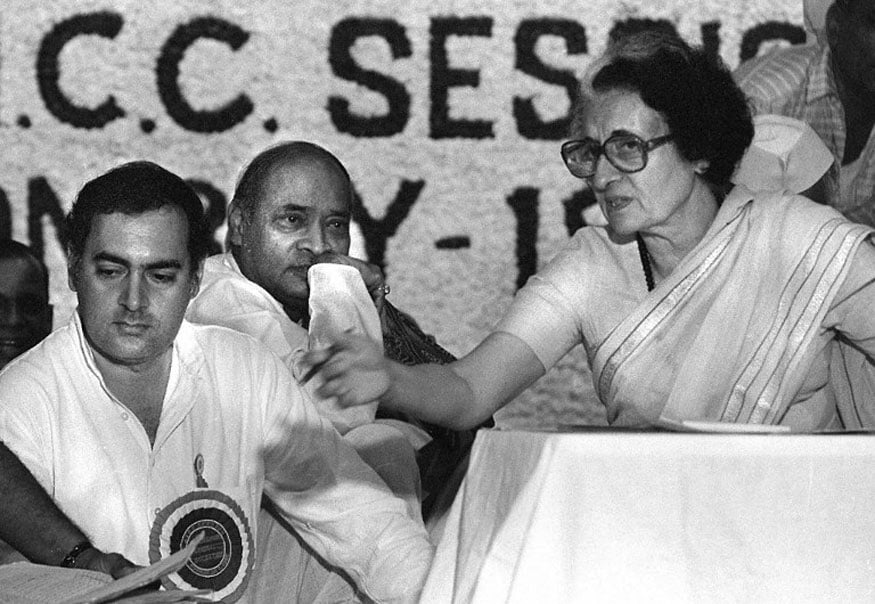 राजीव गांधी आणि काँग्रेस नेते पी. व्ही नरसिंह राव यांच्या समवेत काँग्रेसच्या एका अधिवेशनाच्या वेळी इंदिरा गांधी (फोटो AFP) राजीव गांधी आणि काँग्रेस नेते पी. व्ही नरसिंह राव यांच्या समवेत काँग्रेसच्या एका अधिवेशनाच्या वेळी इंदिरा गांधी (फोटो AFP)