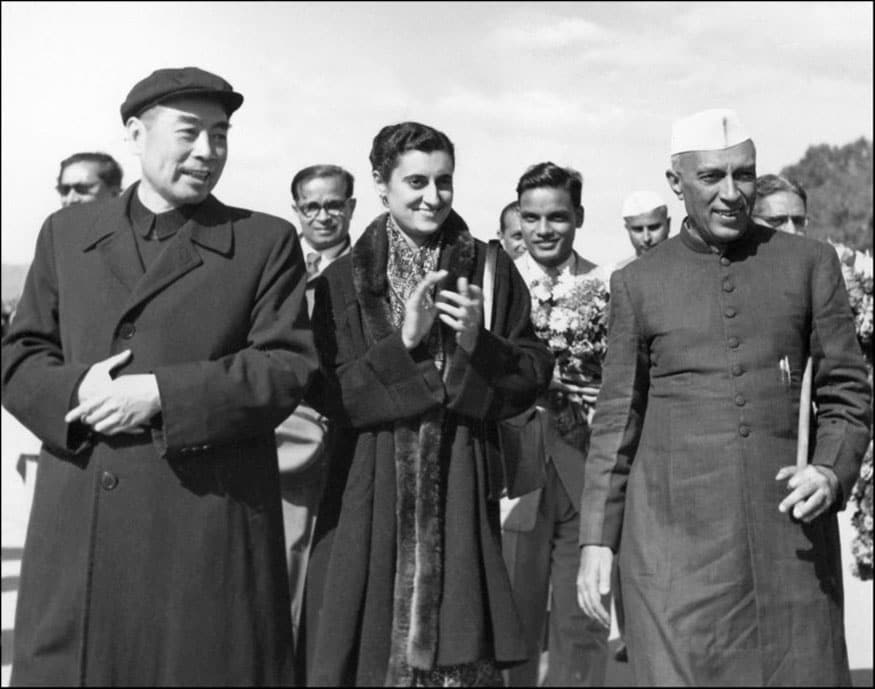 तत्कालीन पंतप्रधान जवाहरलाल नेहरू चीनच्या दौऱ्यावर होते, त्या वेळी इंदिराही त्यांच्या समवेत होत्या. झोऊ इन्लाई या चायनीज कम्युनिस्ट पार्टीच्या नेत्यासमवेतचा हा एक क्षण(फोटो AFP) तत्कालीन पंतप्रधान जवाहरलाल नेहरू चीनच्या दौऱ्यावर होते, त्या वेळी इंदिराही त्यांच्या समवेत होत्या. झोऊ इन्लाई या चायनीज कम्युनिस्ट पार्टीच्या नेत्यासमवेतचा हा एक क्षण(फोटो AFP)