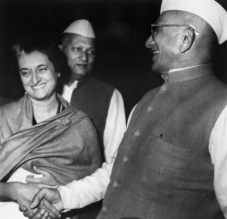 पंतप्रधानपदी निवड झाल्यानंतर लगेच काँग्रेसचे ज्येष्ठ नेते मोरारजी देसाई यांच्याशी हस्तांदोलन करताना (फोटो AFP) पंतप्रधानपदी निवड झाल्यानंतर लगेच काँग्रेसचे ज्येष्ठ नेते मोरारजी देसाई यांच्याशी हस्तांदोलन करताना (फोटो AFP)