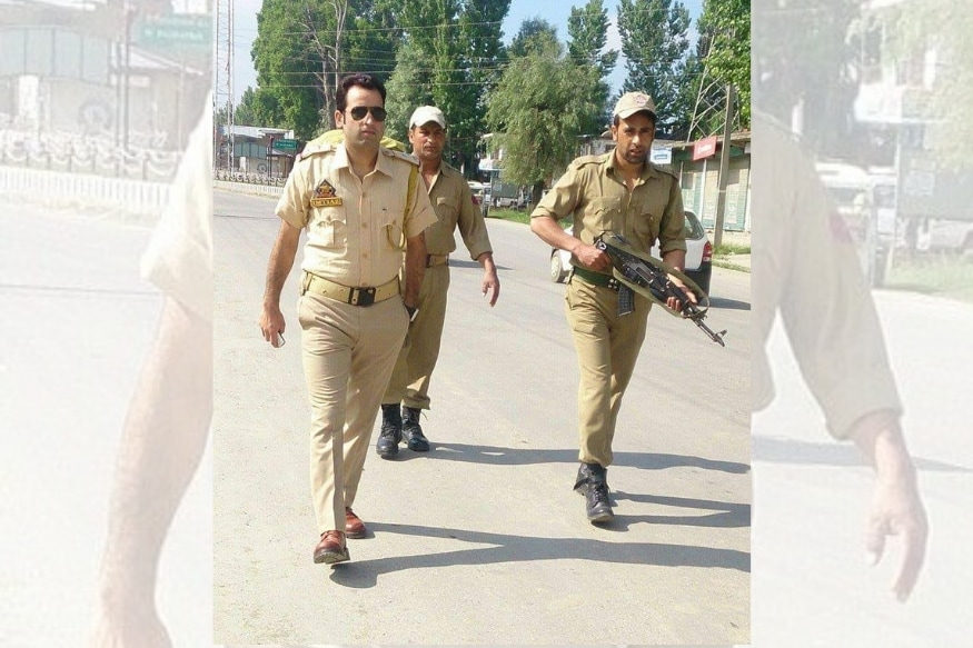 या दुर्देवी घटनेला एक भावूक किनारही आहे. ‘तुझं आत्ता जाणं धोकादायक ठरू शकतं कारण दहशतवाद्यांचा हल्ला होण्याची शक्यता आहे,’ असं मी त्याला सांगितल्याचं या सीआयडी ऑफिसरच्या मित्राने म्हटलं आहे. पण आई-वडिलांच्या भेटीची ओढ लागलेल्या इम्तियाजने वेशांतर करून घरी जाण्याचा निर्णय घेतला. या दुर्देवी घटनेला एक भावूक किनारही आहे. ‘तुझं आत्ता जाणं धोकादायक ठरू शकतं कारण दहशतवाद्यांचा हल्ला होण्याची शक्यता आहे,’ असं मी त्याला सांगितल्याचं या सीआयडी ऑफिसरच्या मित्राने म्हटलं आहे. पण आई-वडिलांच्या भेटीची ओढ लागलेल्या इम्तियाजने वेशांतर करून घरी जाण्याचा निर्णय घेतला.