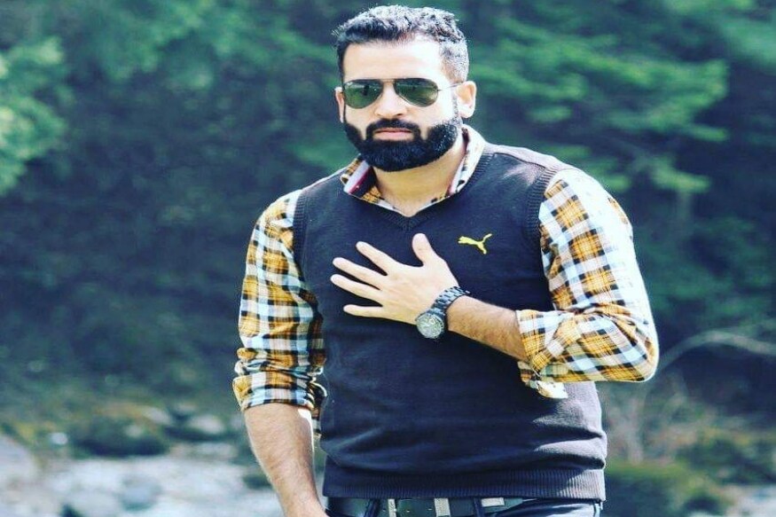 इम्तियाज अहमद मीर असं या हत्या करण्यात आलेल्या सीआयडी ऑफिसरचं नाव आहे. इम्तियाज सीआयडीमध्ये उप-निरीक्षक म्हणून काम पाहत होते. रविवारी सुट्टीसाठी आपल्या घरी जात असताना दहशतवाद्यांनी गोळी मारून त्यांची हत्या केली. इम्तियाज अहमद मीर असं या हत्या करण्यात आलेल्या सीआयडी ऑफिसरचं नाव आहे. इम्तियाज सीआयडीमध्ये उप-निरीक्षक म्हणून काम पाहत होते. रविवारी सुट्टीसाठी आपल्या घरी जात असताना दहशतवाद्यांनी गोळी मारून त्यांची हत्या केली.