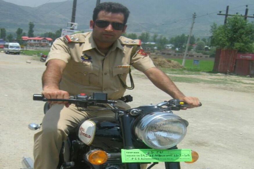 जम्मू काश्मीरमध्ये दहशतवाद्यांनी पुन्हा एकदा आगळीक केली आहे. दक्षिण काश्मीरच्या पुलवामामध्ये रविवारी दहशतवाद्यांनी एका सीआयडी ऑफिसरची हत्या केली आहे. हा ऑफिसर सुट्टीसाठी घरी जात असताना दहशतवाद्यांनी त्याला गाठलं आणि त्याची निर्घृण हत्या केली. जम्मू काश्मीरमध्ये दहशतवाद्यांनी पुन्हा एकदा आगळीक केली आहे. दक्षिण काश्मीरच्या पुलवामामध्ये रविवारी दहशतवाद्यांनी एका सीआयडी ऑफिसरची हत्या केली आहे. हा ऑफिसर सुट्टीसाठी घरी जात असताना दहशतवाद्यांनी त्याला गाठलं आणि त्याची निर्घृण हत्या केली.