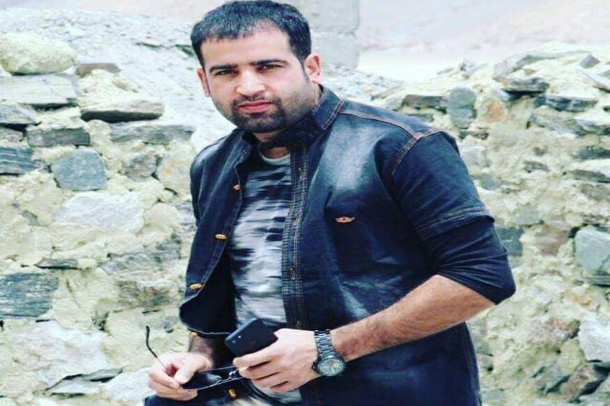 दहशतवाद्यांना चकवा देण्यासाठी इम्तियाज यांनी आपला पेहरावही बदलला होता. त्यांनी दाढी काढली होती तसंच कपड्यांमध्येही मोठे बदल केले होते. पण दहशतवाद्यांपासून वाचण्यात ते अपयशी ठरले. दहशतवाद्यांना चकवा देण्यासाठी इम्तियाज यांनी आपला पेहरावही बदलला होता. त्यांनी दाढी काढली होती तसंच कपड्यांमध्येही मोठे बदल केले होते. पण दहशतवाद्यांपासून वाचण्यात ते अपयशी ठरले.