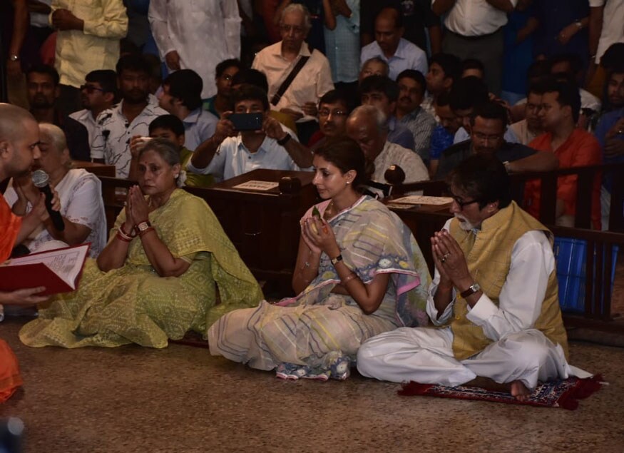 बीग-बी अमिताभ बच्चन पत्नी जया बच्चन यांच्यासह खार येथील दुर्गा पूजेसाठी उपस्थित होते. (फोटो : विराल भयानी) बीग-बी अमिताभ बच्चन पत्नी जया बच्चन यांच्यासह खार येथील दुर्गा पूजेसाठी उपस्थित होते. (फोटो : विराल भयानी)
