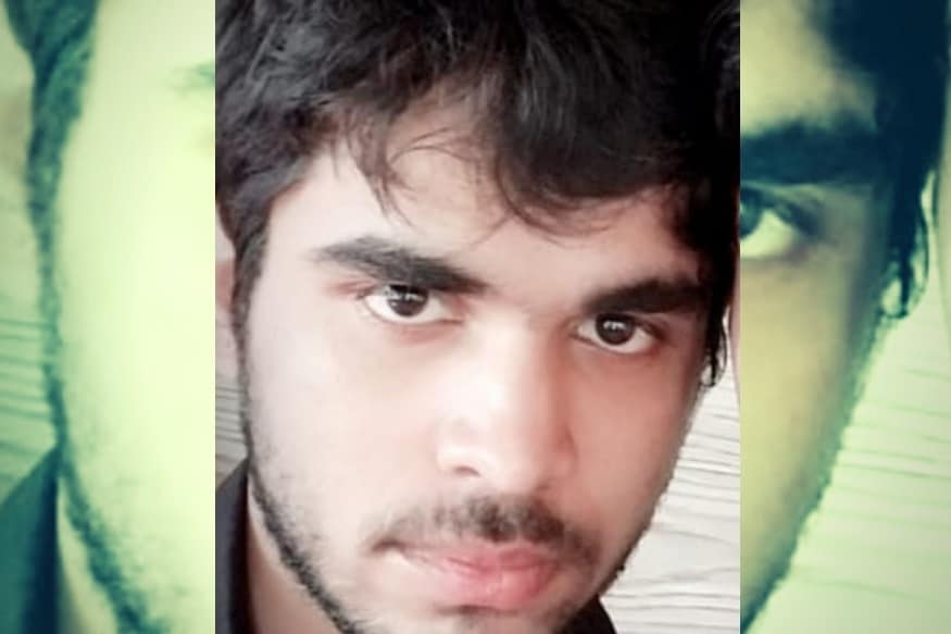 बराच तास सुरू असलेल्या या चकमकीत अखेर सैन्याने त्याचा खात्मा केला आहे. सैन्याने त्याचं घरच उडवून दिले, जिथून तो सैन्यावर गोळ्या झाडत होता. त्या घरातून सैन्याने 2 मृतदेह आणि M4 स्निपर रायफल ताब्यात घेतली आहे. बराच तास सुरू असलेल्या या चकमकीत अखेर सैन्याने त्याचा खात्मा केला आहे. सैन्याने त्याचं घरच उडवून दिले, जिथून तो सैन्यावर गोळ्या झाडत होता. त्या घरातून सैन्याने 2 मृतदेह आणि M4 स्निपर रायफल ताब्यात घेतली आहे.