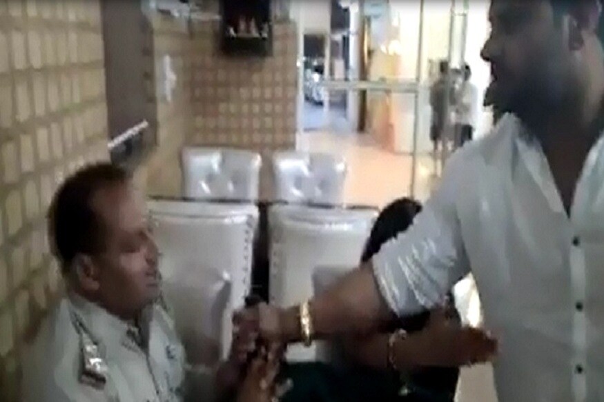 भाजप नगरसवेकाने पोलीस कर्मचाऱ्याला मारण्याआधी पोलीस कर्मचाऱ्यानेदेखील नगरसेवकाला मारहाण केली असल्याचं या व्हिडिओतून स्पष्ट झालं आहे. भाजप नगरसवेकाने पोलीस कर्मचाऱ्याला मारण्याआधी पोलीस कर्मचाऱ्यानेदेखील नगरसेवकाला मारहाण केली असल्याचं या व्हिडिओतून स्पष्ट झालं आहे.
