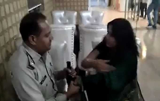 या फोटोमध्ये तुम्ही पाहू शकता की पोलीस कर्मचाऱ्यासोबत असलेल्या महिलेने रिव्हाॅल्व्हर काढली होती. या बंदूकीने ही महिला हॉटेल मालकाला घाबरवत असल्याचं दिसत आहे. या फोटोमध्ये तुम्ही पाहू शकता की पोलीस कर्मचाऱ्यासोबत असलेल्या महिलेने रिव्हाॅल्व्हर काढली होती. या बंदूकीने ही महिला हॉटेल मालकाला घाबरवत असल्याचं दिसत आहे.