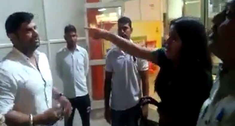हाती लागलेल्या व्हिडिओनुसार सुखपाल यांनी सर्विस रिवॉल्वर काढली होती. तर दुसऱ्या व्हिडिओमध्ये हॉटेलबाहेर सुखपाल देखील हॉटेल मालकाला मारताना दिसत आहे. हाती लागलेल्या व्हिडिओनुसार सुखपाल यांनी सर्विस रिवॉल्वर काढली होती. तर दुसऱ्या व्हिडिओमध्ये हॉटेलबाहेर सुखपाल देखील हॉटेल मालकाला मारताना दिसत आहे.