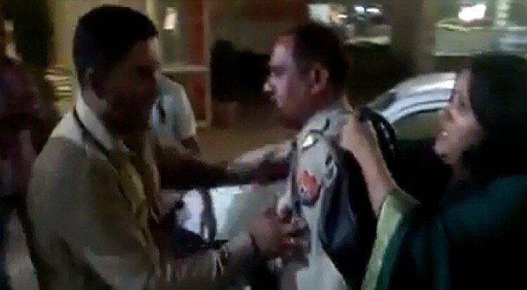 पोलीस कर्मचारी सुखपाल त्याच्या महिला मैत्रिणीसोबत दारूच्या नशेत हॉटेलमध्ये आला होता. टेबलवर बसताच त्याने अर्वाच्च भाषेत शिवीगाळ करण्यास सुरूवात केली. यावर भाजप नगरसेवक आणि हॉटेल मालकांने त्याला बेदम मारहाण केली असल्याचा हा व्हिडिओ आहे. पोलीस कर्मचारी सुखपाल त्याच्या महिला मैत्रिणीसोबत दारूच्या नशेत हॉटेलमध्ये आला होता. टेबलवर बसताच त्याने अर्वाच्च भाषेत शिवीगाळ करण्यास सुरूवात केली. यावर भाजप नगरसेवक आणि हॉटेल मालकांने त्याला बेदम मारहाण केली असल्याचा हा व्हिडिओ आहे.