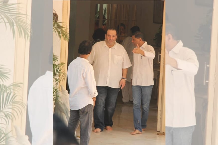 अभिनेते राजीव कपूर आईच्या अंत्यदर्शनाला पोचला. कृष्णा यांच्या पश्चात रणधीर, ऋषी, राजीव, रीमा आणि रितू ही पाच मुलं आहेत. पण आता एक मोठा प्रश्न निर्माण झालाय. आपल्या आईच्या अंत्यसंस्काराला ऋषी कपूर पोचू शकतील की नाही? कारण ते अमेरिकेत आहेत. अभिनेते राजीव कपूर आईच्या अंत्यदर्शनाला पोचला. कृष्णा यांच्या पश्चात रणधीर, ऋषी, राजीव, रीमा आणि रितू ही पाच मुलं आहेत. पण आता एक मोठा प्रश्न निर्माण झालाय. आपल्या आईच्या अंत्यसंस्काराला ऋषी कपूर पोचू शकतील की नाही? कारण ते अमेरिकेत आहेत.