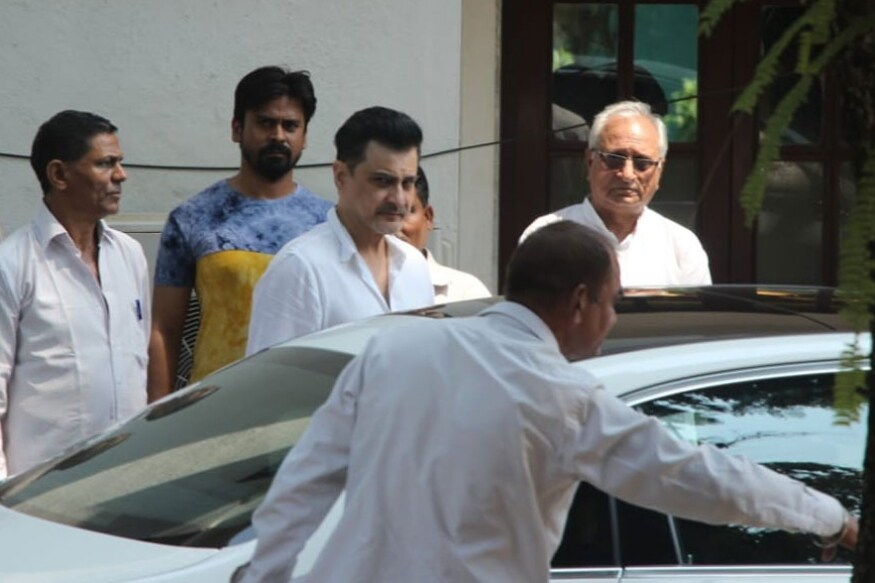 अभिनेता संजीव कपूरही शेवटच्या दर्शनासाठी तिथे पोचले. कृष्णा कपूर गेल्या अनेक दिवसांपासून आजारी होत्या. काही दिवसांपूर्वी त्यांची तब्येत अधिक खालावली. अभिनेता संजीव कपूरही शेवटच्या दर्शनासाठी तिथे पोचले. कृष्णा कपूर गेल्या अनेक दिवसांपासून आजारी होत्या. काही दिवसांपूर्वी त्यांची तब्येत अधिक खालावली.