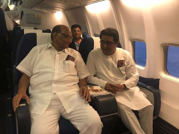 राज ठाकरे गेल्या काही दिवसांपासून विदर्भ दौऱ्यावर होते. दौरा संपवून राज ठाकरे औरंगाबादेत पोहोचले. औरंगाबाद विमानतळावरून विमानाने राज ठाकरे मुंबईला येणार होते. तेव्हा शरद पवारही याच विमानाने प्रवास करत होते. राज ठाकरे गेल्या काही दिवसांपासून विदर्भ दौऱ्यावर होते. दौरा संपवून राज ठाकरे औरंगाबादेत पोहोचले. औरंगाबाद विमानतळावरून विमानाने राज ठाकरे मुंबईला येणार होते. तेव्हा शरद पवारही याच विमानाने प्रवास करत होते.