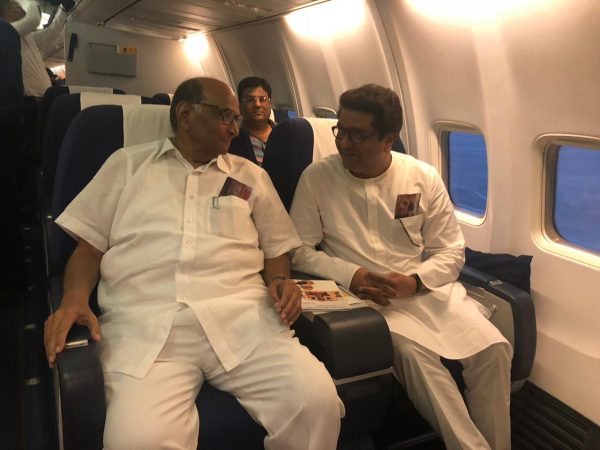 विशेष म्हणजे दोन्ही नेत्यांची जागा अगदी अजूबाजूला आली हे विशेष...त्यामुळे काय तासभराच्या प्रवासात दोन्ही नेत्यांमध्ये चांगलीच चर्चा रंगली. विशेष म्हणजे दोन्ही नेत्यांची जागा अगदी अजूबाजूला आली हे विशेष...त्यामुळे काय तासभराच्या प्रवासात दोन्ही नेत्यांमध्ये चांगलीच चर्चा रंगली.