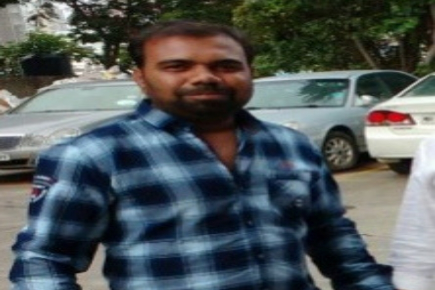 व्हॉट्सअॅप ग्रुपवर कुत्र्याशी तुलना केल्यानं तरूणाची सशस्त्र टोळीनं केली हत्या