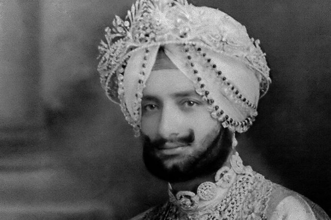 कसोटी क्रिकेटमध्ये पर्दापणातील सामन्यात कमी चेंडूत अर्धशतक करणाऱ्या खेळाडूंमध्ये युवराज ऑफ पटियाला यांचं नाव अग्रणी आहे. त्यांनी १९३३-३४ मध्ये इंग्लंडविरुद्ध खेळल्या गेलेल्या मद्रास कसोटी सामन्यात फक्त ४२ चेंडूत अर्धशतक ठोकले होते. कसोटी क्रिकेटमध्ये पर्दापणातील सामन्यात कमी चेंडूत अर्धशतक करणाऱ्या खेळाडूंमध्ये युवराज ऑफ पटियाला यांचं नाव अग्रणी आहे. त्यांनी १९३३-३४ मध्ये इंग्लंडविरुद्ध खेळल्या गेलेल्या मद्रास कसोटी सामन्यात फक्त ४२ चेंडूत अर्धशतक ठोकले होते.
